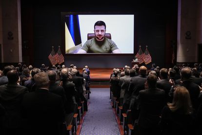 El presidente de Ucrania, Volodímir Zelenski, se dirige por videoconferencia a los congresistas de EE UU. EFE/EPA/DREW ANGERER / POOL
