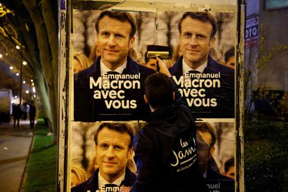 Carteles electorales de Emmanuel Macron decoran las calles de Vanves, cerca de París, el 16 de marzo. 