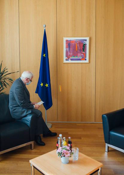 Borrell repasa el discurso que pronunciará ante las autoridades europeas, en una sala privada del Consejo de la UE.