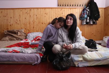 Tatiana con su hija Angelina, de 10 años, que han logrado escapar de Mariupol, en una clase del colegio Liceo 4, en Mohiliv-Podilskii, (Ucrania).  
