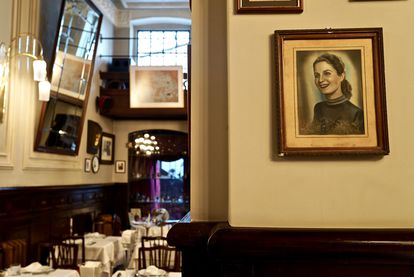 El restaurante Istanbul 1924, anteriormente Rejans, fue fundado por rusos que escaparon de su país tras la Revolución y la guerra civil en los años veinte del pasado siglo. Se convirtió en un centro de las tertulias y la cultura rusa en Estambul.