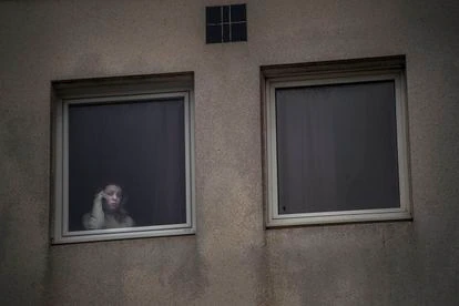 Una mujer habla por telefono en el albergue juvenil dónde se encuentran alojadas las familias ucranias en Calais.