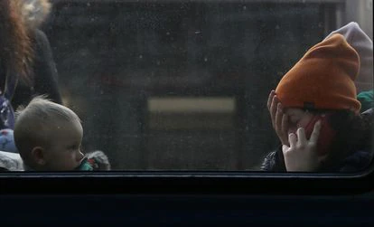 Una mujer y un niño, sentados en un tren que parte de la Estación Central de Lviv (Ucrania) con destino a Polonia, el pasado 2 de marzo.