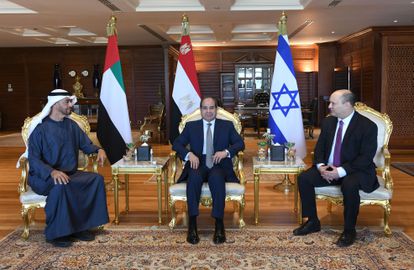 Desde la izquierda, el gobernante de facto de Emiratos, Bin Zayed; el presidente de Egipto, Al Sisi, y el primer ministro de Israel, Bennett, el martes en Sharm el Sheij (Egipto).