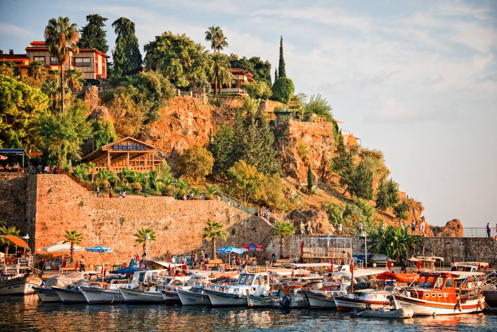 Vista del antiguo puerto en la ciudad de Antalya (Turquía).