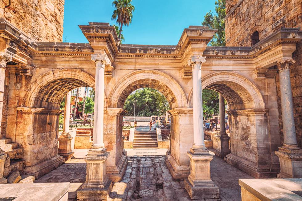 La puerta del emperador Adriano en el casco antiguo de Antalya.