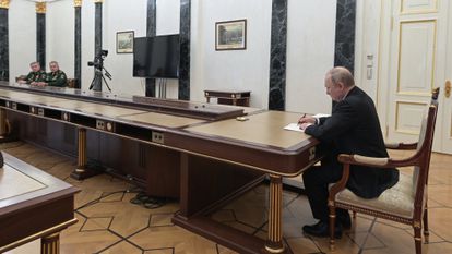 El presidente Vladímir Putin, a la derecha, en la reunión celebrada con el ministro de Defensa, Sergei Shoigu, en el centro, y jefe del Estado Mayor, Valeri Gerásimov, a la izquierda, el 27 de febrero.  
