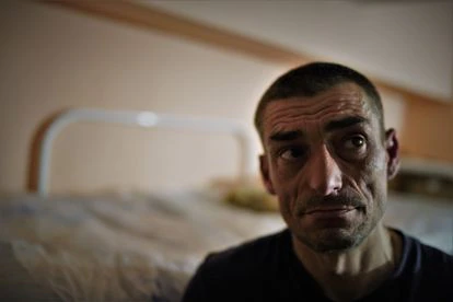 Roman, de 43 años, en la casa para personas sin techo donde está acogido en Kiev.