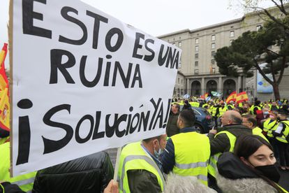 Manifestantes este viernes en la protesta en Madrid convocada por la Plataforma Defensa del Sector Transporte, la asociación detrás del paro en el sector. EFE/Fernando Alvarado
