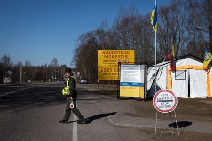 Un guarda de frontera lituano realiza un control en un paso fronterizo con Polonia.