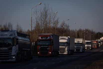 Cola de camiones en Lituania, a la entrada de la frontera con Polonia.