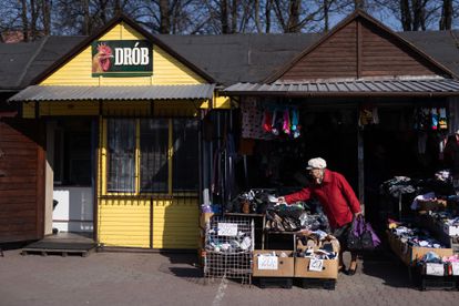 Una mujer hace la compra a primera hora de la mañana en el mercado municipal de la ciudad polaca de Suwalki.