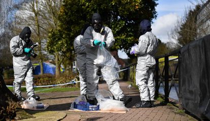Unos policías recogían muestras tras el envenenamiento de los Skripal, en Salisbury en marzo de 2018.
