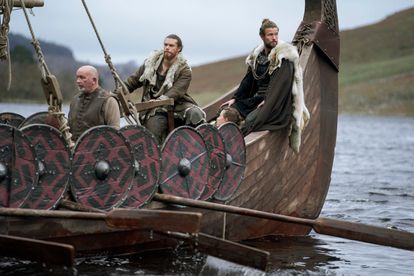 Sam Corlett, Lujza Richter y Leo Suter, en el sexto capítulo de 'Vikingos: Valhalla'.