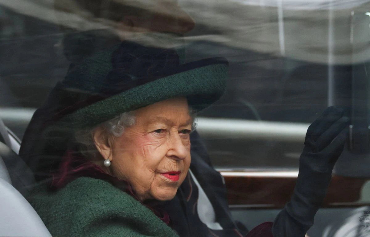 La reina Isabel II reaparece en público cinco meses después para la despedida del duque de Edimburgo