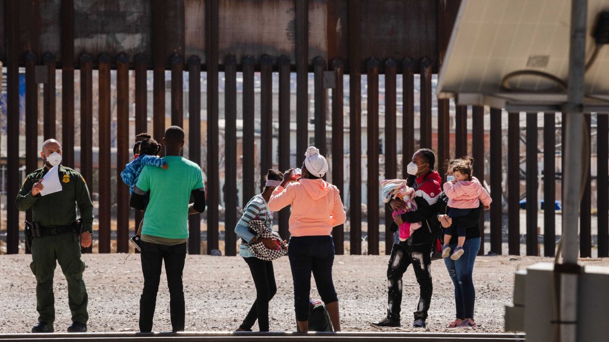 NBC: gobierno de Biden dejaría de expulsar bajo Título 42 a migrantes en la frontera en semanas