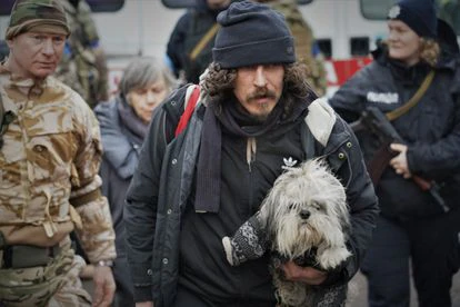 Vecinos de Irpin al llegar a las afueras de Kiev al mediodía del miércoles