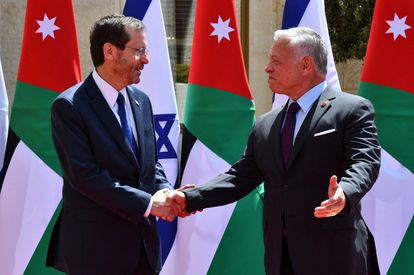 El presidente de Israel, Isaac Herzog (izquierda), y el rey Adbdalá II de Jordania, el miércoles en Amán.
