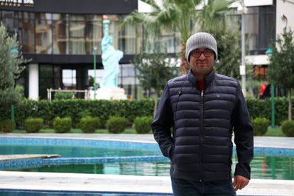 Nader, periodista afgano, huyó de Kabul y ahora es huésped, con su familia, del hotel de cinco estrellas ubicado en la playa de Lezhe (Albania).