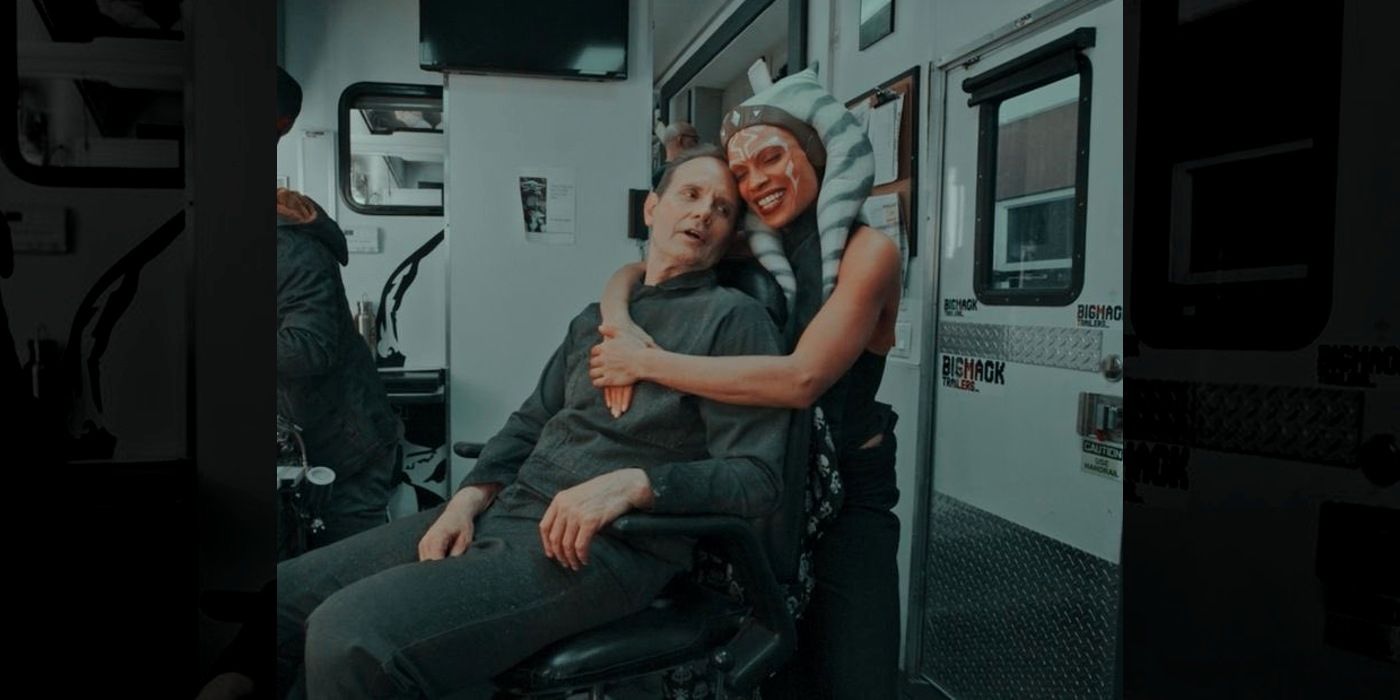 Ahsoka de Rosario Dawson abraza a Michael Biehn en The Mandalorian BTS Image