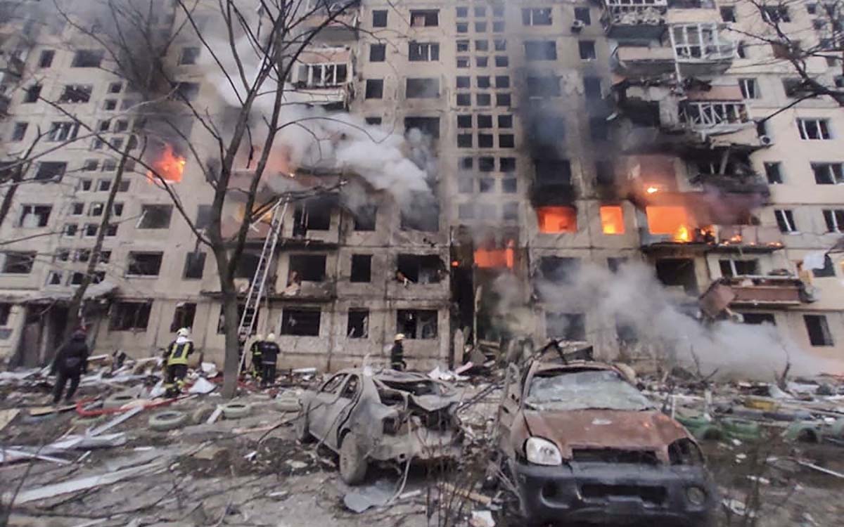 Al menos un muerto y diez heridos por el impacto de un proyectil contra un edificio de viviendas en Kiev
