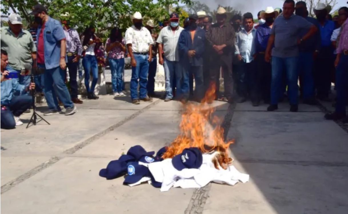 Alcaldes queman playeras del PAN y se van a Morena