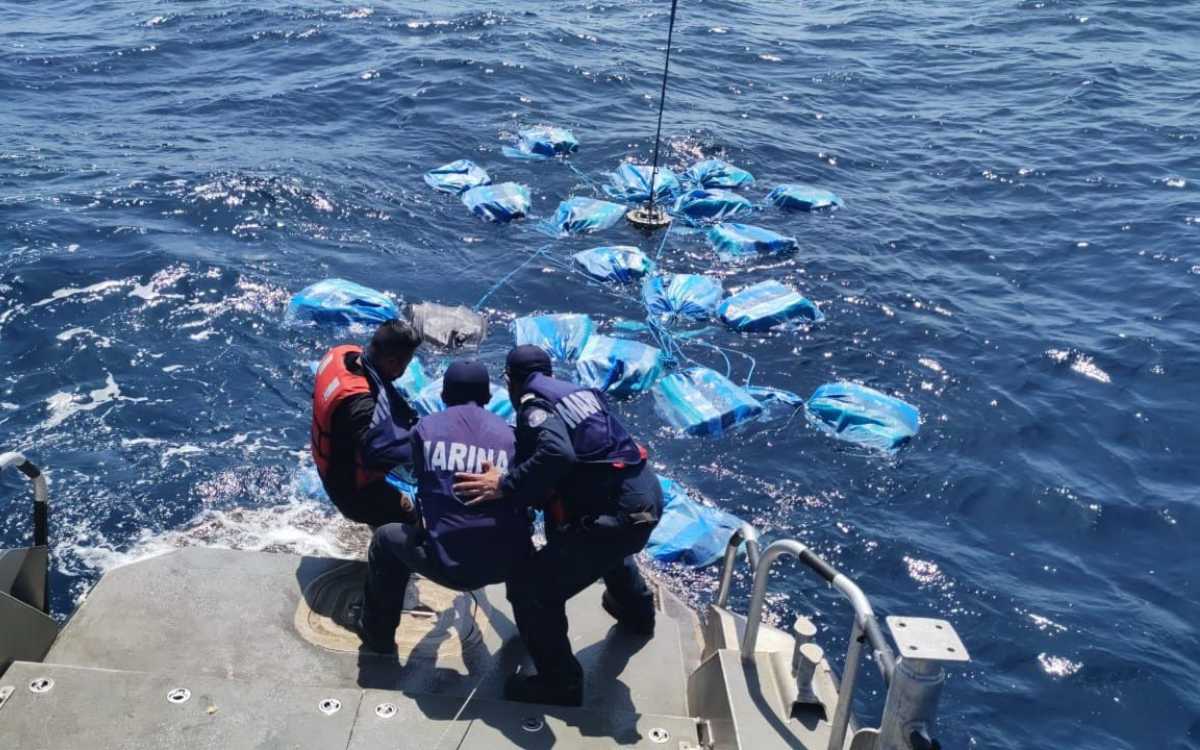 Aseguran mil 119 kilos de cocaína flotando cerca de la costa de Chiapas
