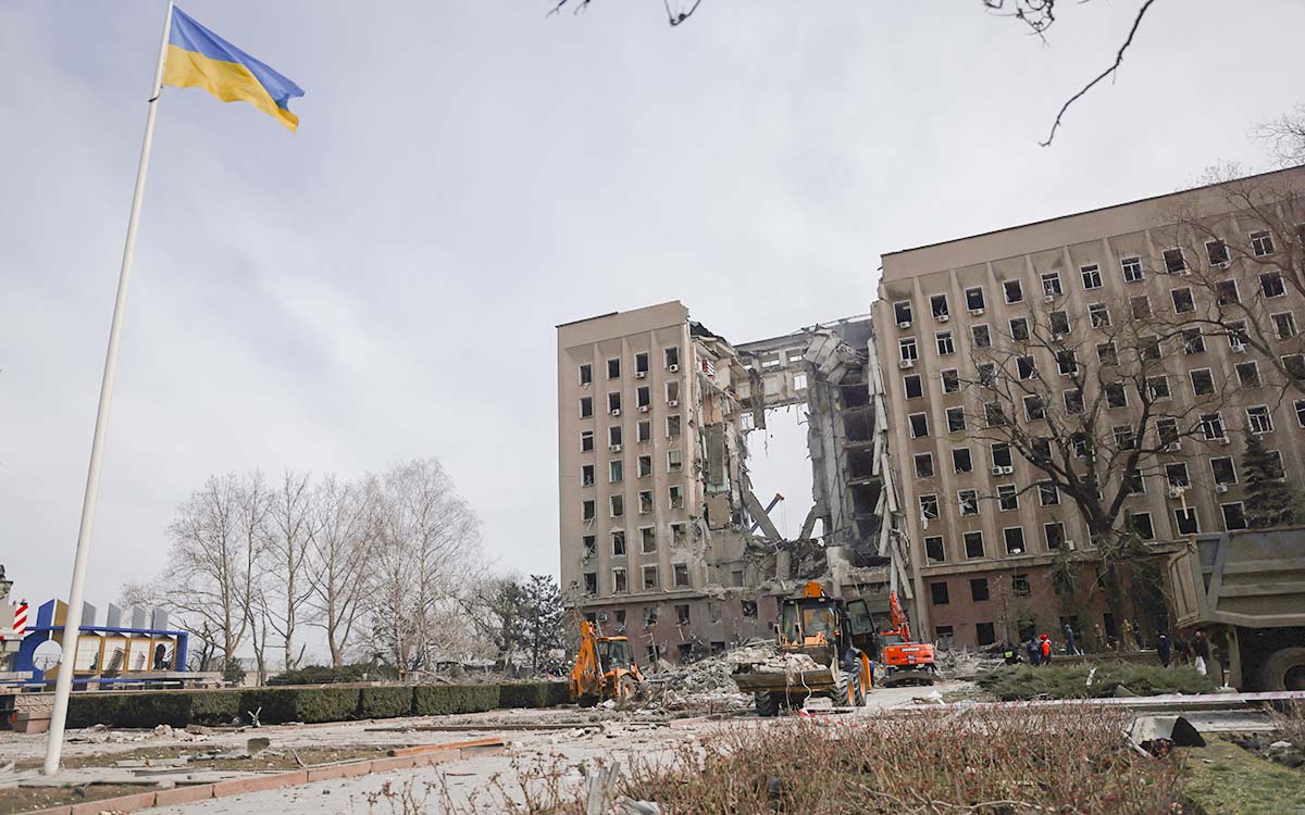 Aumentan a 16 los muertos por el ataque de Rusia contra un edificio administrativo en la ciudad de Mikolaiv