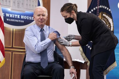 Joe Biden recibe su cuarta dosis de la vacuna de Pfizer, este miércoles en Washington.