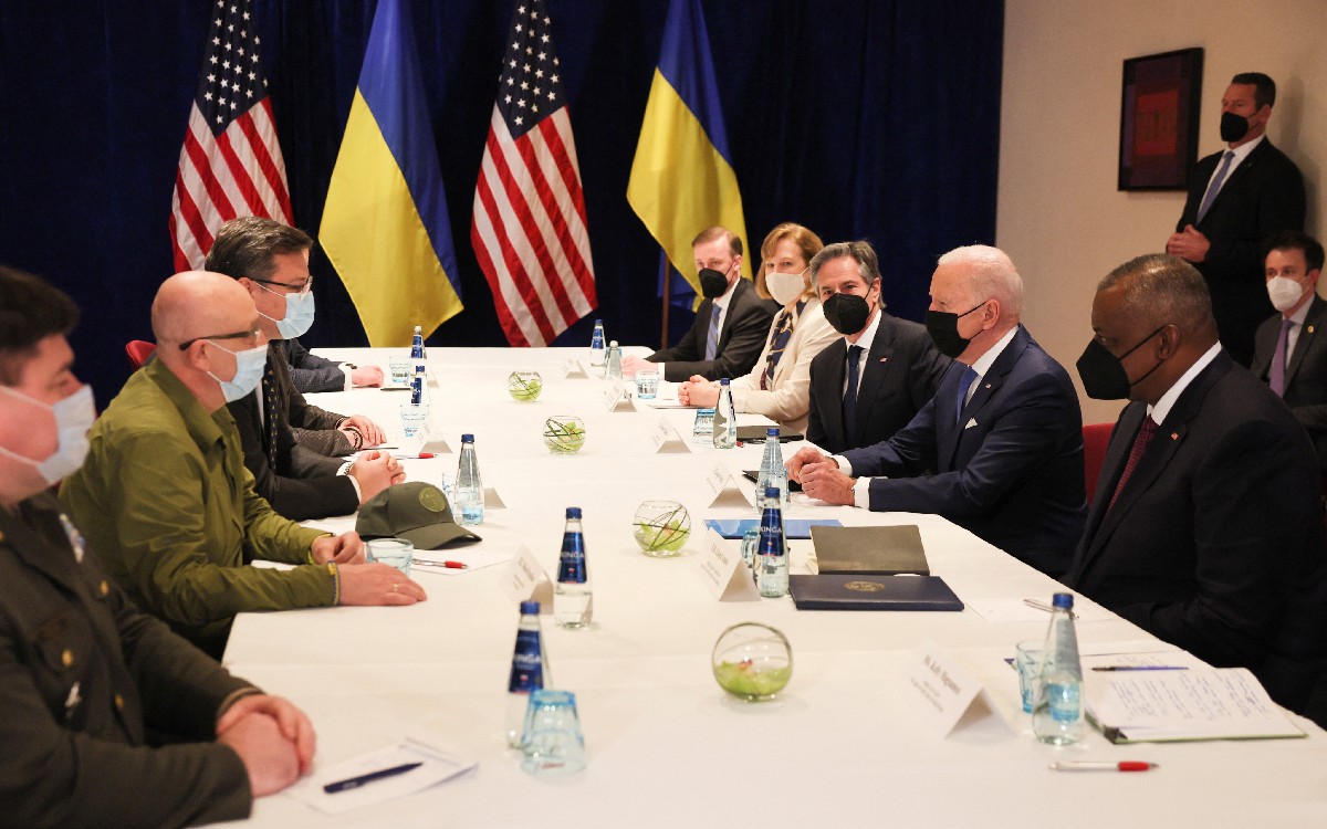 Biden se reúne con altos funcionarios ucranianos en Polonia