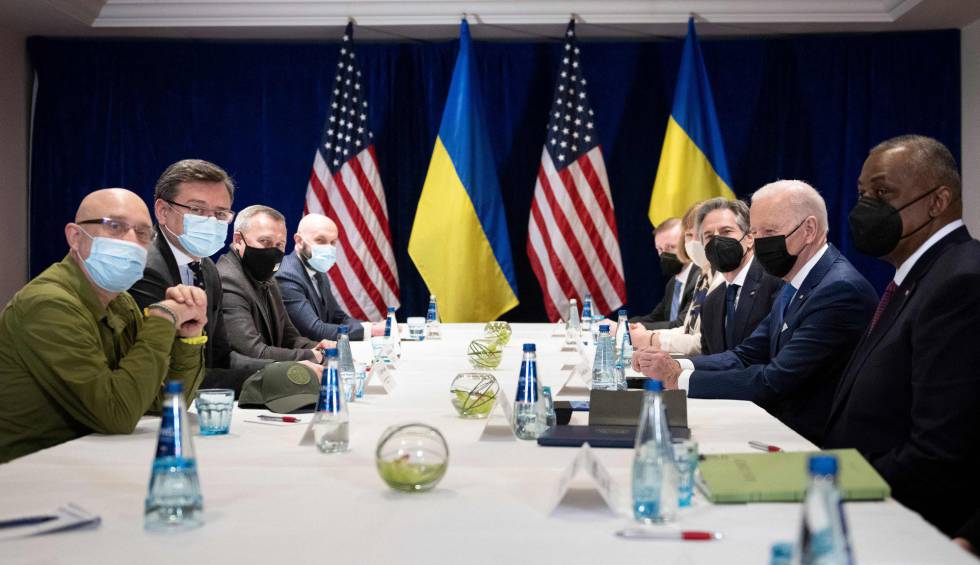 Biden se reúne en Polonia con los ministros ucranios de Defensa y Exteriores