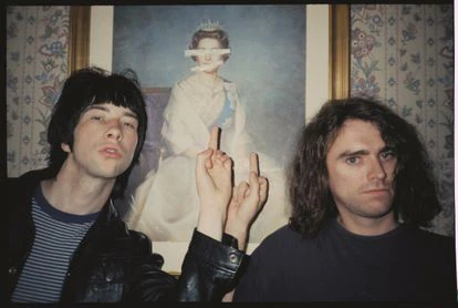 Bobby Gillespie, ante un cuadro de la Reina Isabel II