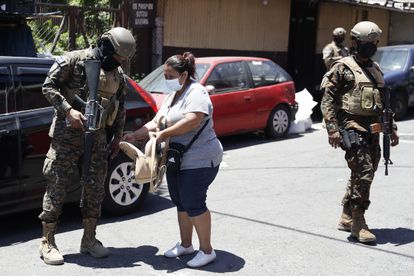 Soldados revisan a una mujer en un punto de control, en San Salvador, El Salvador.