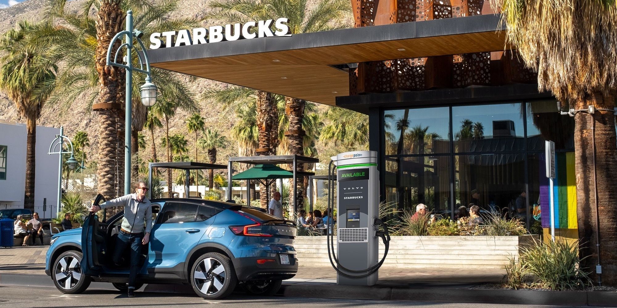 Cargar un vehículo eléctrico mientras tomas Starbucks ahora es una realidad