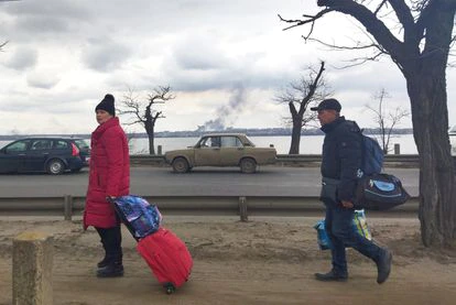 Civiles huyendo de la ciudad de Mikolaiv, cerca de Odesa, en el Sur de Ucrania, este lunes.