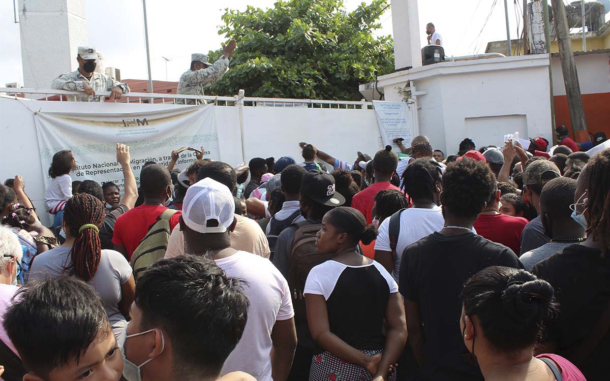 Chiapas: Cientos de migrantes irrumpen en la oficina del INM en Tapachula