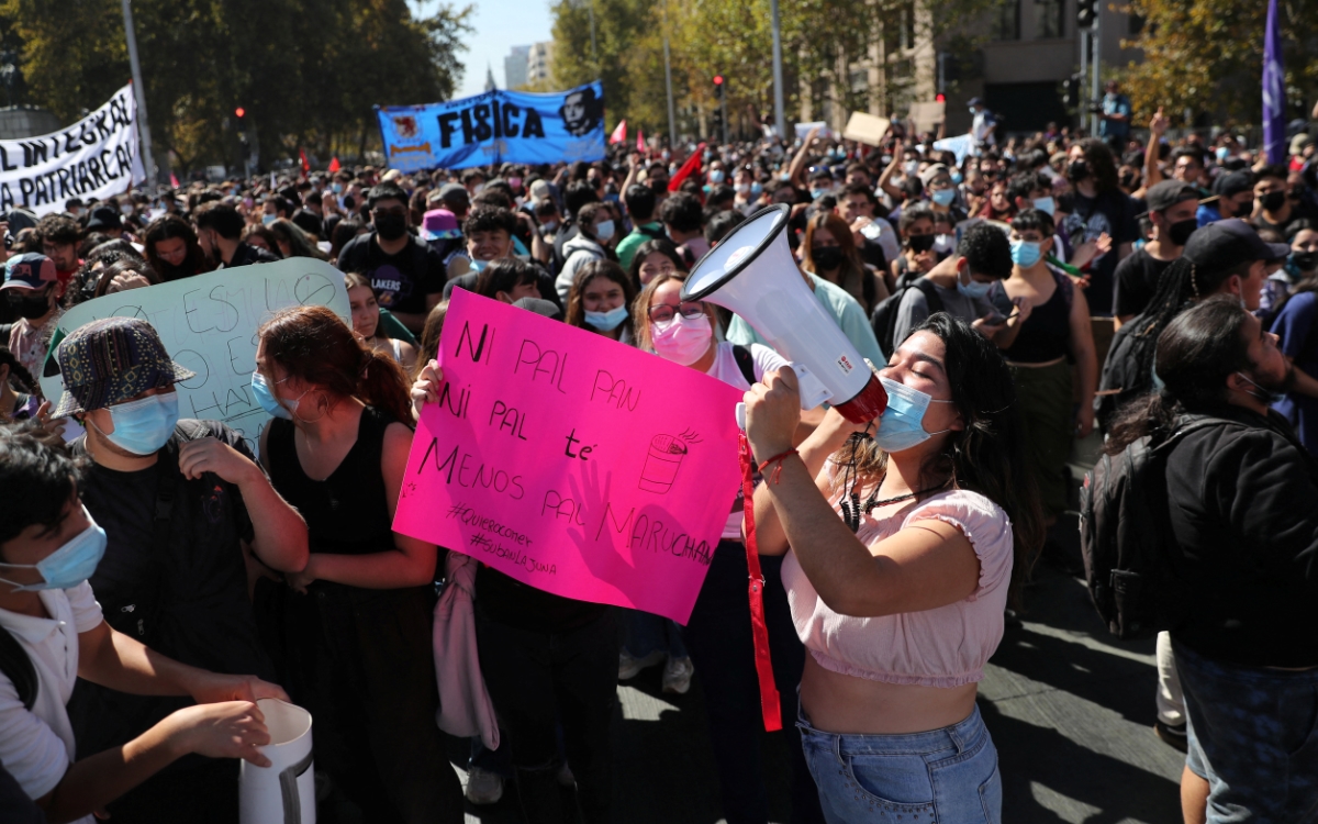 Chile | Estudiantes protestan a un mes de asumir el cargo el presidente Boric