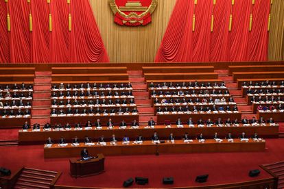 El primer ministro chino, Li Keqiang, presenta su discurso en la inauguración de la sesión legislativa de la Asamblea Nacional Popular en el Gran Palacio del Pueblo este sábado