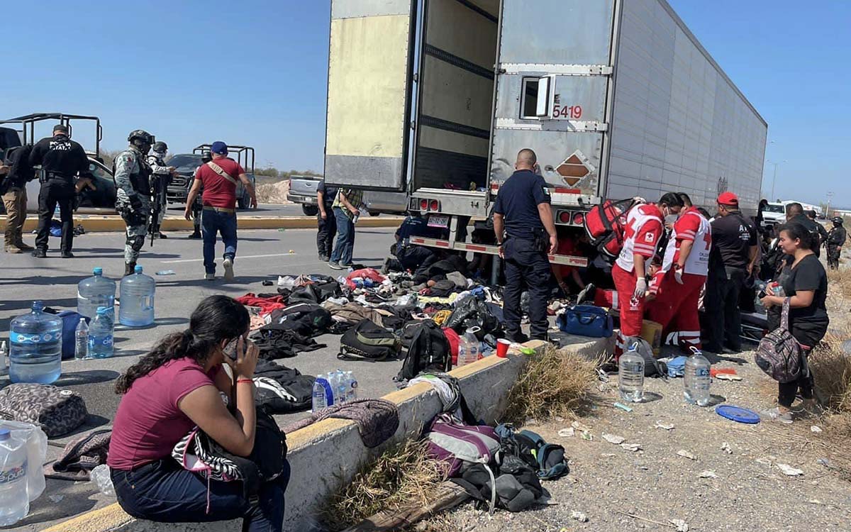 Coahuila: Rescatan a más de 160 migrantes abandonados en la caja de un tráiler; fallece una mujer embarazada