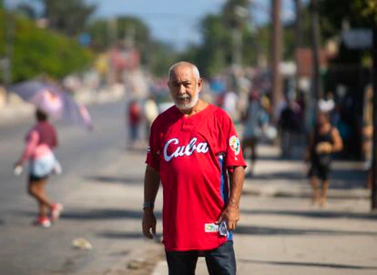 El escritor cubano Leonardo Padura posa para una foto en su barrio luego de conversar con EL PAÍS durante una entrevista, el 18 de agosto del 2020, en La Habana.