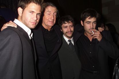 Colin Farrel fumando junto a Matt Davis, Joel Schumacher y Clifton Collins Jr. en el estreno de 'Tigerland' en Nueva York.