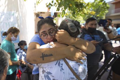 Familiares de víctimas se abrazan frente a los tribunales de Salta tras escuchar la condena por abuso sexual contra el exobispo de Orán Gustavo Zanchetta.