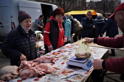 Con mucha menos afluencia porque muchos habitantes se han ido, este mercadillo semanal del barrio de Galagany (Kiev) sigue atrayendo algunos clientes