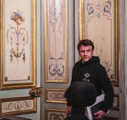 Emmanuel Macron, presidente de Francia, luce la sudadera oficial de los paracaidistas franceses el fin de semana pasado, cuando se quedó trabajando en el palacio del Elíseo.