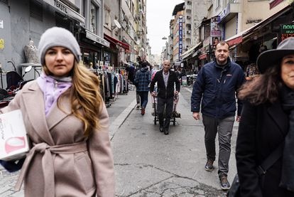 Decenas de miles de profesionales huyen de la Rusia de Putin a Turquía