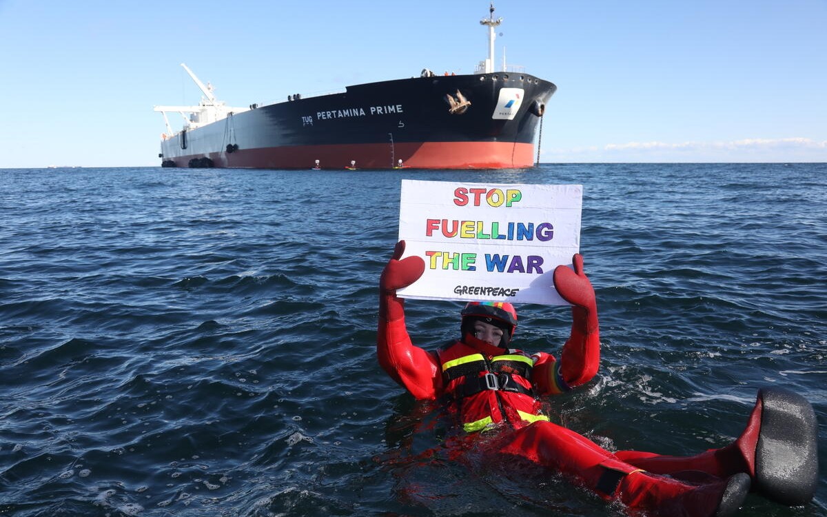 ‘Deja de alimentar la guerra’; activistas de Greenpeace bloquean paso a petrolero ruso | Video