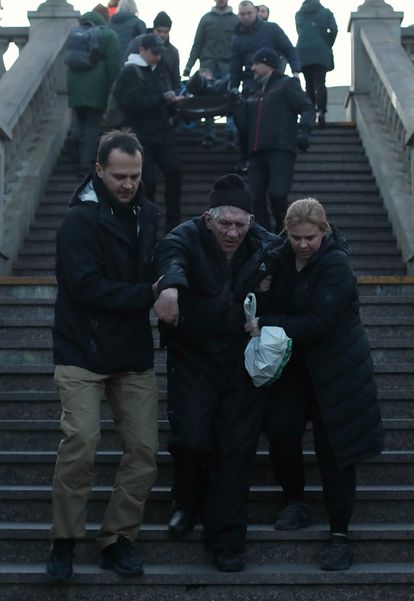 Paciente procedente del Centro Neurológico de Severodonetks, en el Donbás, a su llegada a la Estación Central de Lviv, en Ucrania.