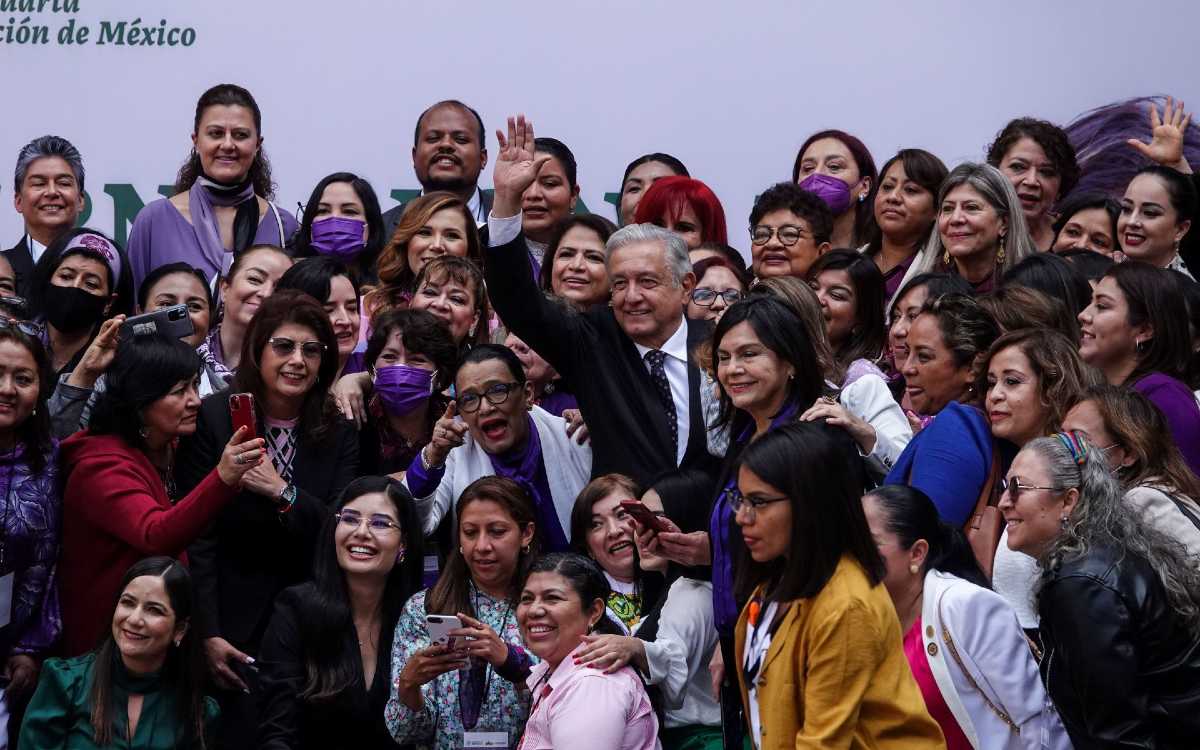 Día de la Mujer en Palacio Nacional: críticas al ‘neoliberalismo’ y porras a AMLO