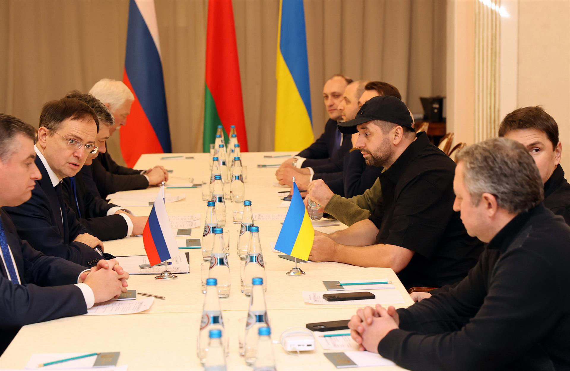 Diálogo entre rusos y ucranianos ofrece leve esperanza en medio de la invasión