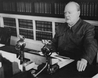 Winston Churchill se dirige a la nación a través de la BBC en su despacho de Downing Street en 1942.